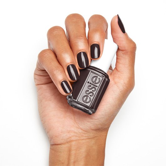 Black nails Essie medium skin tone