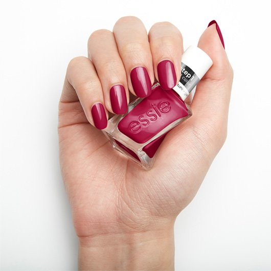 essie pattern play gel couture, προϊόν σε χέρι