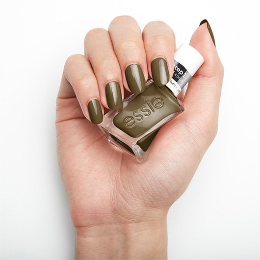 essie totally plaid gel couture, προϊόν σε χέρι