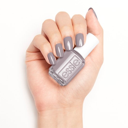 essie cocktail bling βερνίκι νυχιών, προϊόν σε χέρι