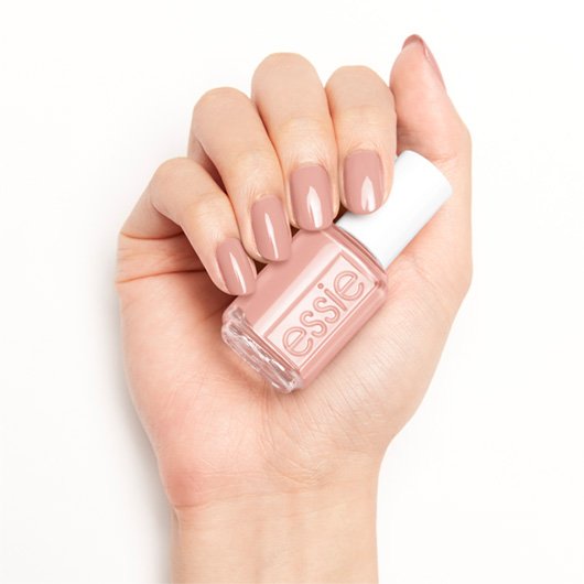 essie topless and barefoot βερνίκι νυχιών, προϊόν σε χέρι