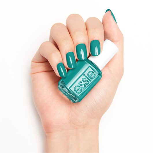 essie naughty nautical βερνίκι νυχιών, προϊόν σε χέρι