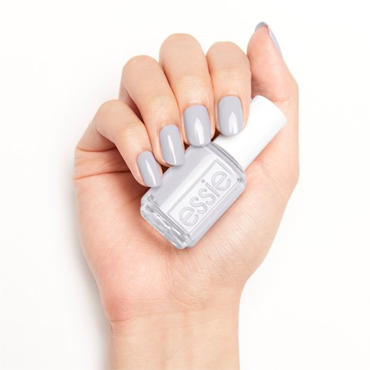 essie press pause βερνίκι νυχιών, προϊόν σε χέρι