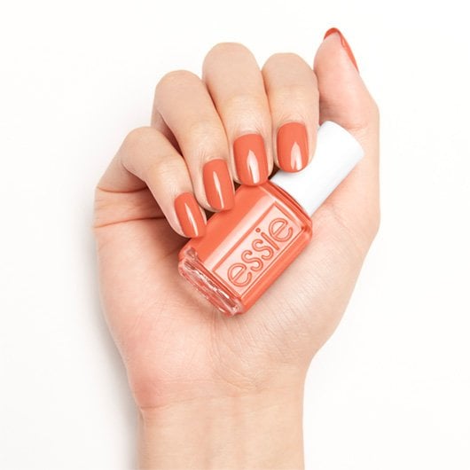 essie resort fling βερνίκι νυχιών, προϊόν σε χέρι