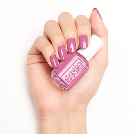 essie suits you swell βερνίκι νυχιών, προϊόν σε χέρι