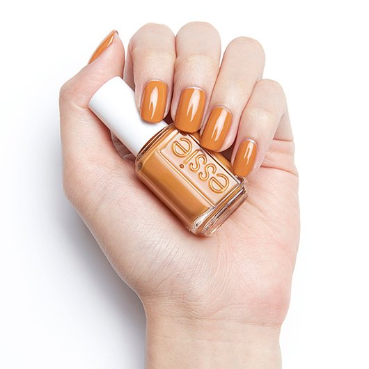essie kaf tanned βερνίκι νυχιών στο χέρι