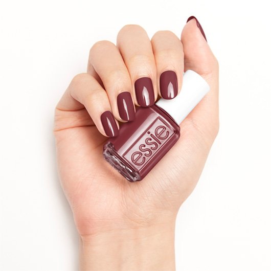 essie angora cardi βερνίκι νυχιών στο χέρι