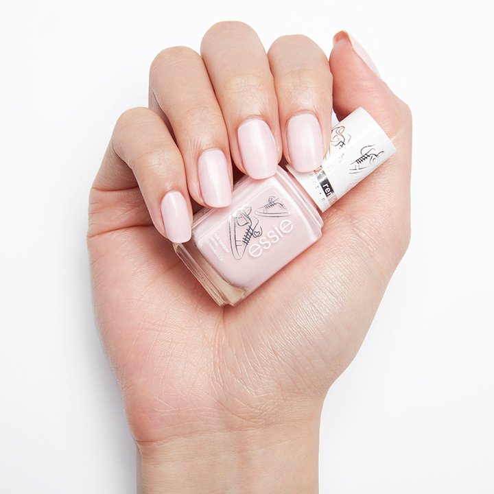 essie ballet sneakers βερνίκι νυχιών στο χέρι
