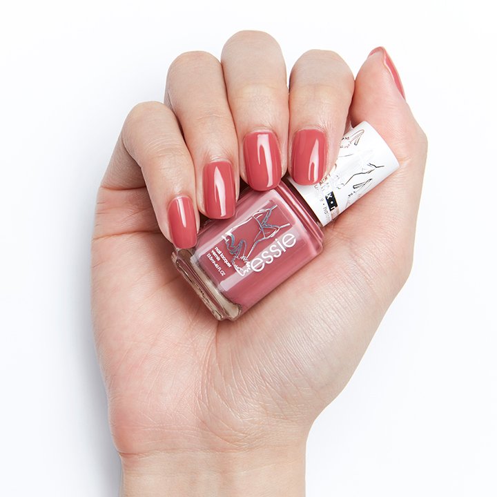 essie satin slip βερνίκι νυχιών στο χέρι
