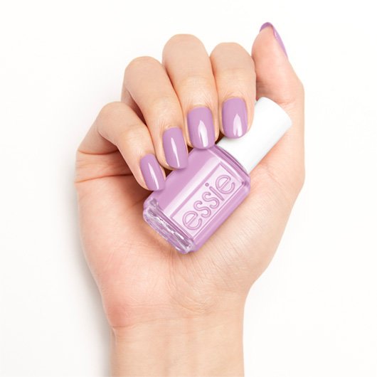 essie lilacism βερνίκι νυχιών στο χέρι