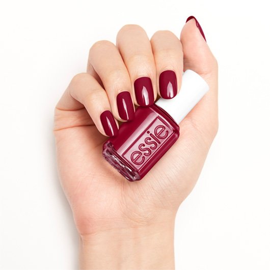 essie nailed it βερνίκι νυχιών στο χέρι