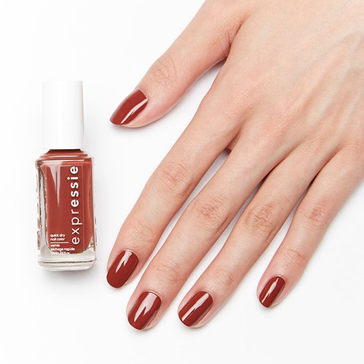 essie high energy low stress βερνίκι νυχιών στο χέρι