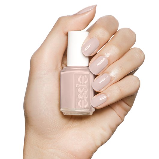 essie ballet slippers βερνίκι νυχιών στο χέρι
