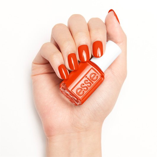 essie risk takers βερνίκι νυχιών στο χέρι