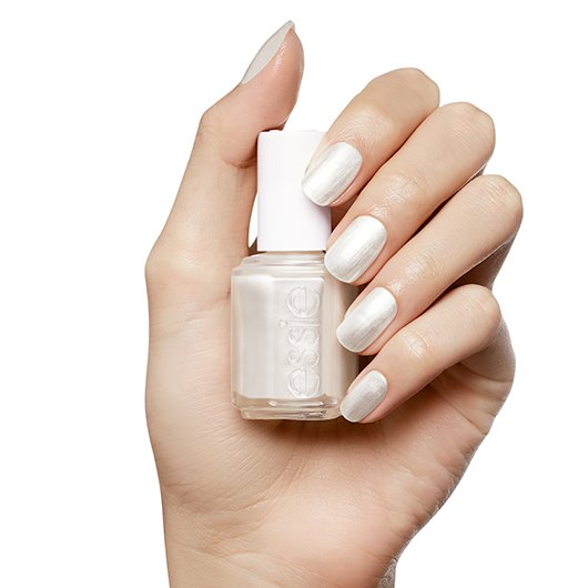 essie pearly white βερνίκι νυχιών στο χέρι