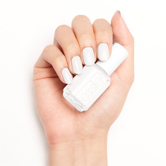 essie blanc βερνίκι νυχιών στο χέρι