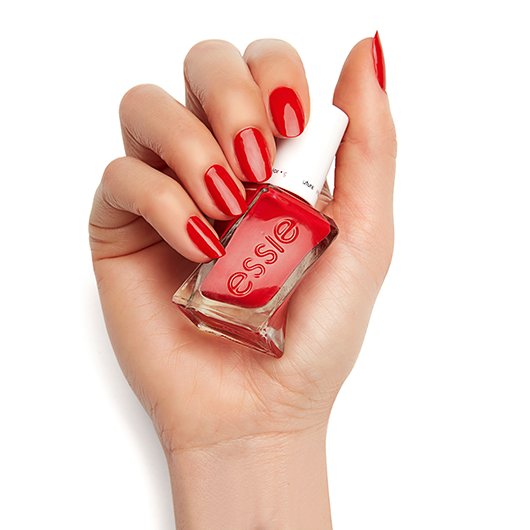 essie gel couture rock the runway στο χέρι