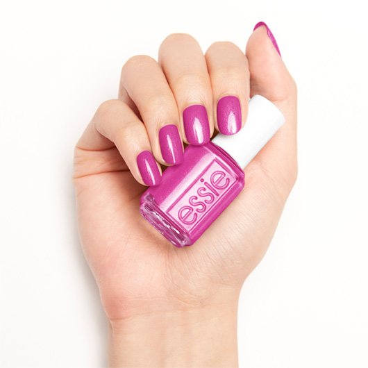 essie gel couture sleepover squad στο χέρι