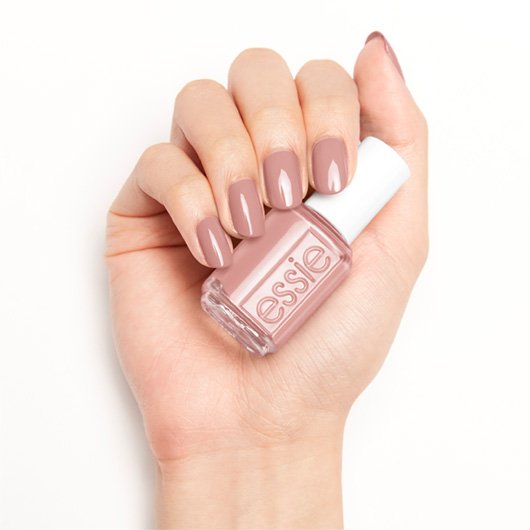 essie gel couture the snuggle is real στο χέρι